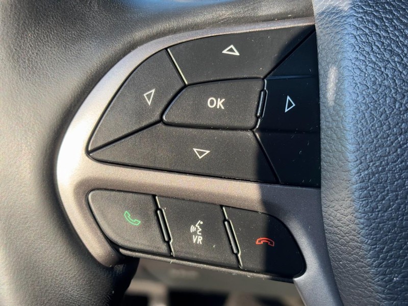 Jeep Grand Cherokee Vehicle Full-screen Gallery Image 17