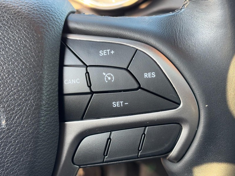 Jeep Grand Cherokee Vehicle Full-screen Gallery Image 18