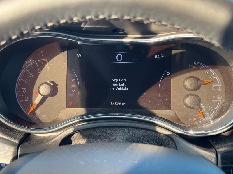 Jeep Grand Cherokee Vehicle Full-screen Gallery Image 19