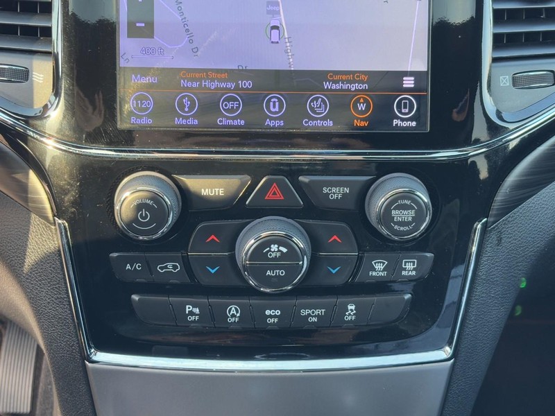 Jeep Grand Cherokee Vehicle Full-screen Gallery Image 23