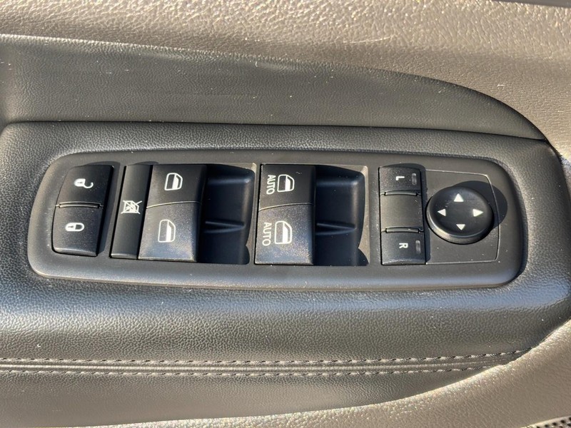 Jeep Grand Cherokee Vehicle Full-screen Gallery Image 24