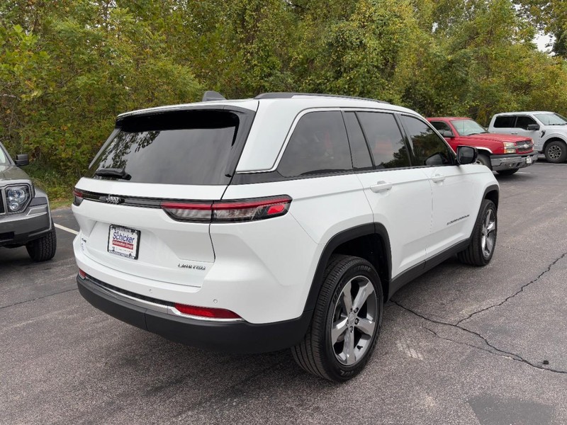 Jeep Grand Cherokee Vehicle Full-screen Gallery Image 03