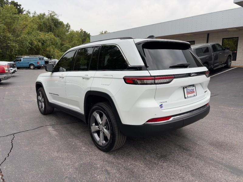 Jeep Grand Cherokee Vehicle Full-screen Gallery Image 06