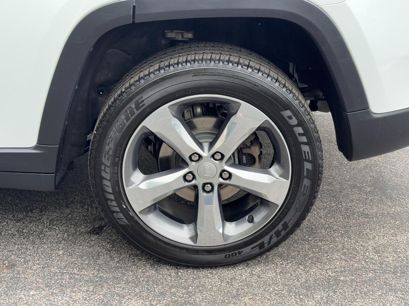 Jeep Grand Cherokee Vehicle Full-screen Gallery Image 07