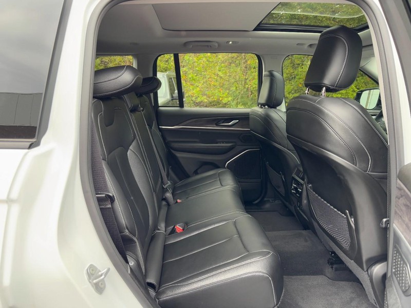 Jeep Grand Cherokee Vehicle Full-screen Gallery Image 10