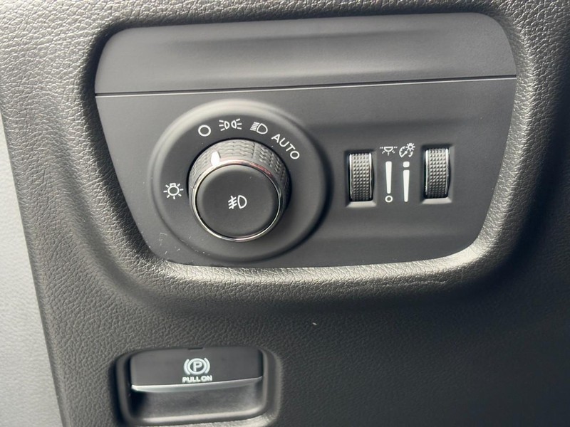 Jeep Grand Cherokee Vehicle Full-screen Gallery Image 15