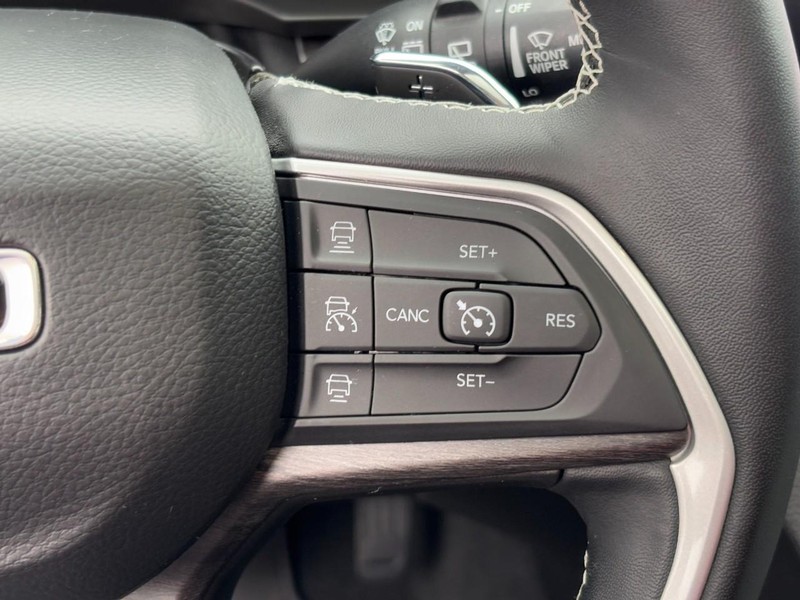 Jeep Grand Cherokee Vehicle Full-screen Gallery Image 17