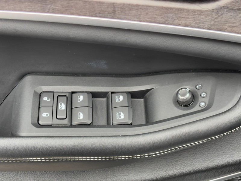 Jeep Grand Cherokee Vehicle Full-screen Gallery Image 23