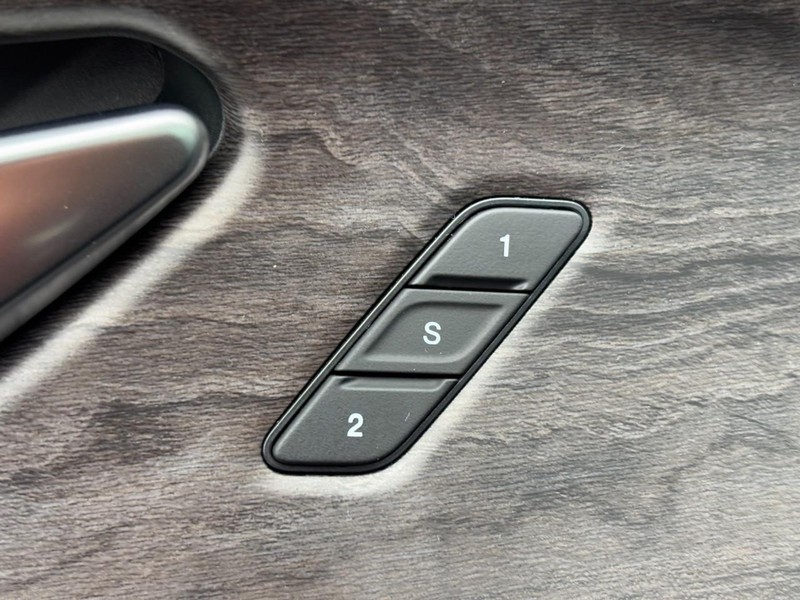 Jeep Grand Cherokee Vehicle Full-screen Gallery Image 24