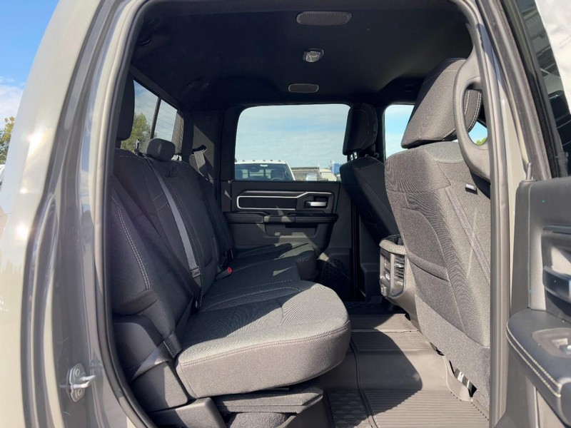 Ram 3500 Vehicle Full-screen Gallery Image 05