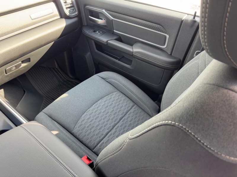 Ram 3500 Vehicle Full-screen Gallery Image 10