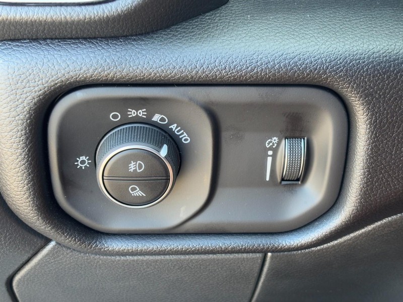 Ram 3500 Vehicle Full-screen Gallery Image 11