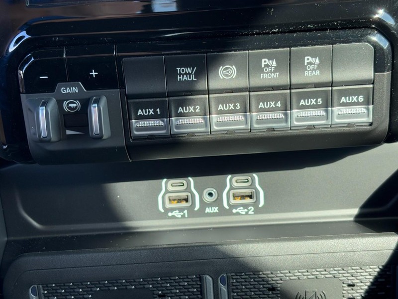 Ram 3500 Vehicle Full-screen Gallery Image 19