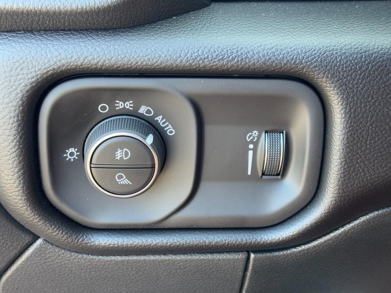 Ram 3500 Vehicle Full-screen Gallery Image 11