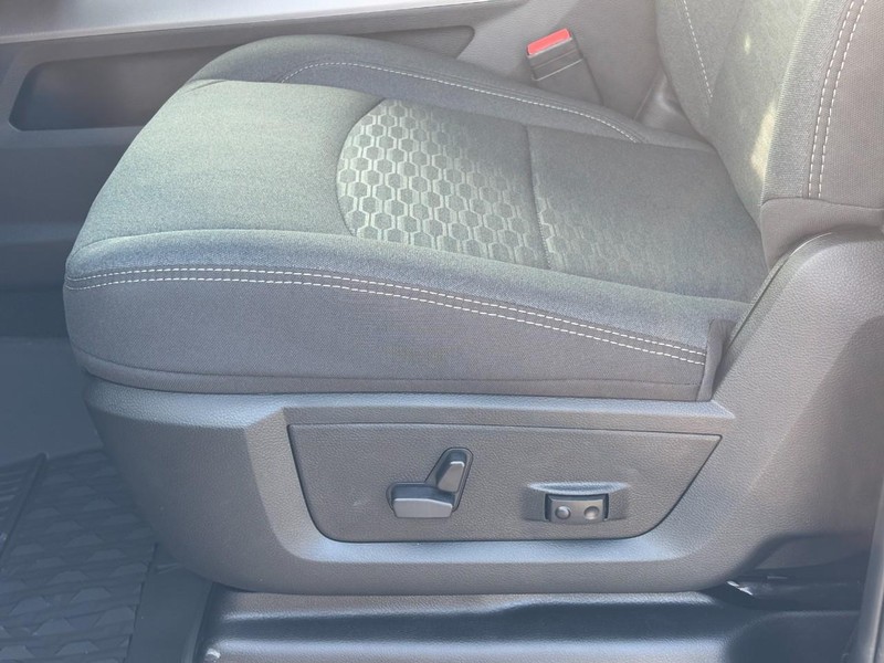 Ram 3500 Vehicle Full-screen Gallery Image 21