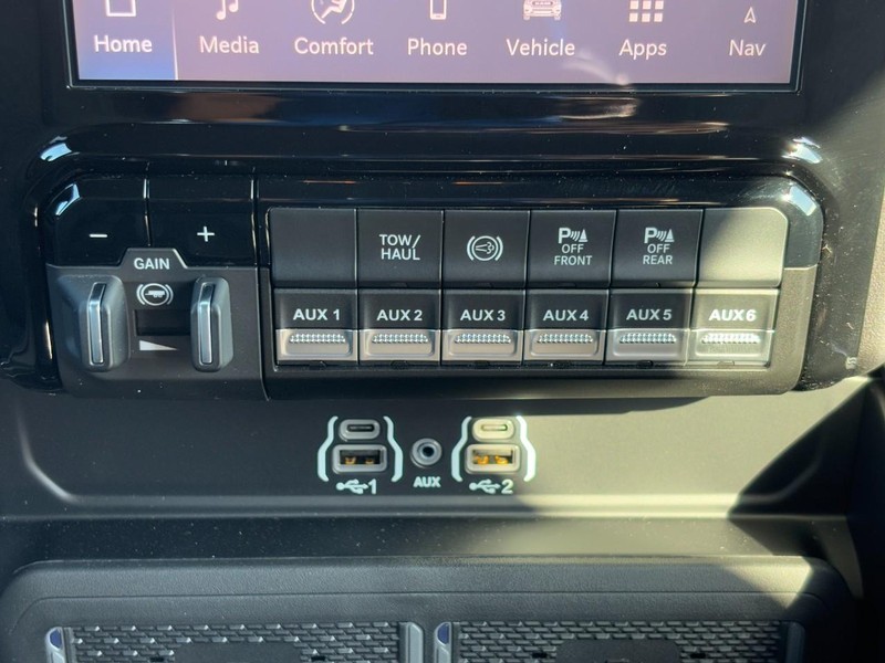 Ram 2500 Vehicle Full-screen Gallery Image 09