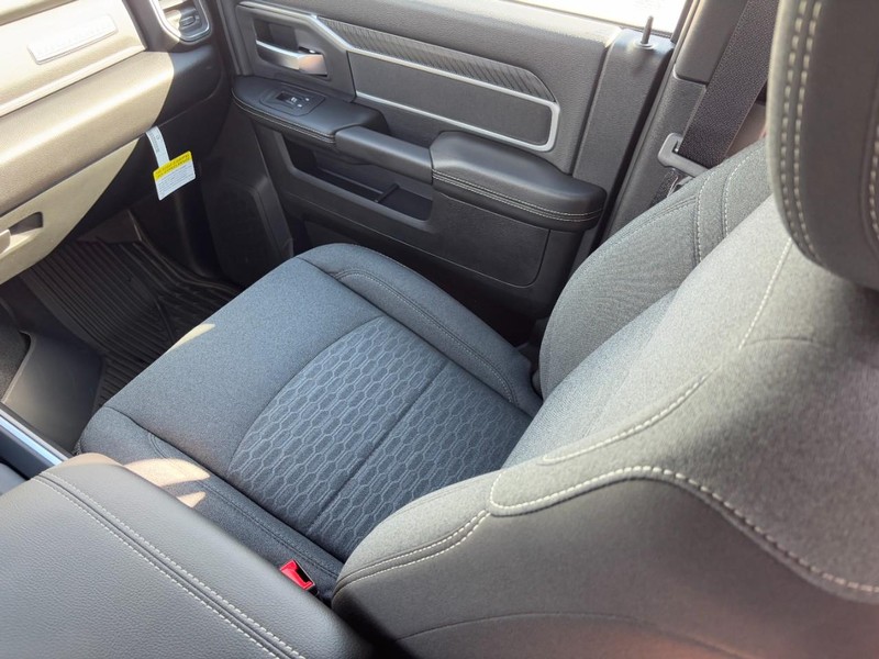 Ram 2500 Vehicle Full-screen Gallery Image 10