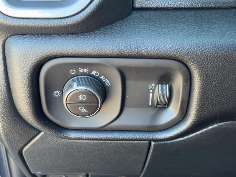 Ram 2500 Vehicle Full-screen Gallery Image 11