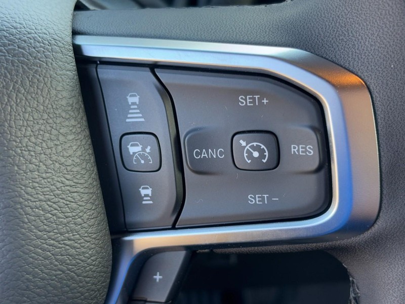 Ram 2500 Vehicle Full-screen Gallery Image 13