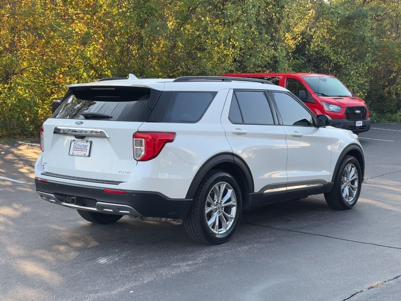 Ford Explorer Vehicle Full-screen Gallery Image 03