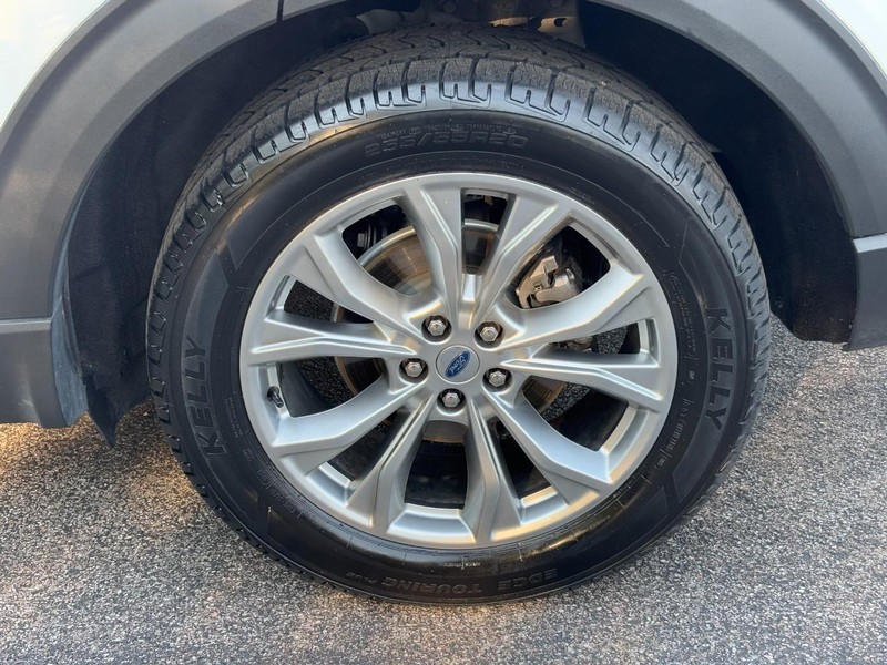 Ford Explorer Vehicle Full-screen Gallery Image 07