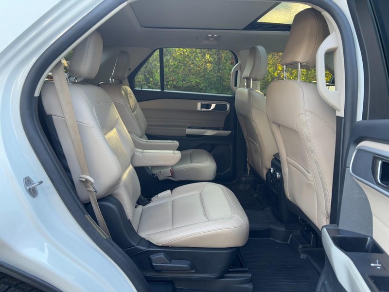 Ford Explorer Vehicle Full-screen Gallery Image 10