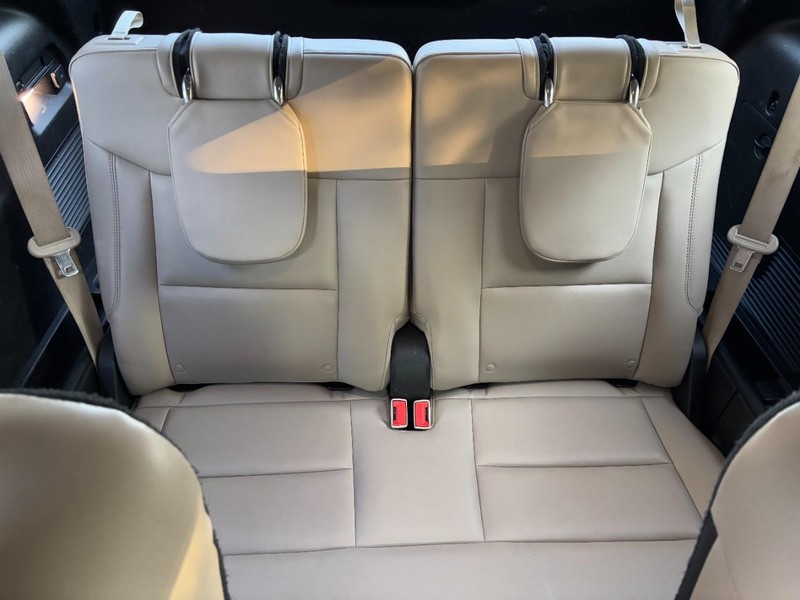 Ford Explorer Vehicle Full-screen Gallery Image 11