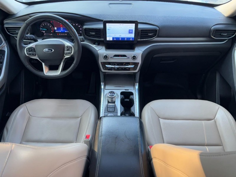 Ford Explorer Vehicle Full-screen Gallery Image 12