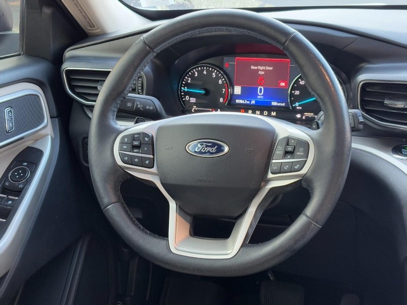 Ford Explorer Vehicle Full-screen Gallery Image 13