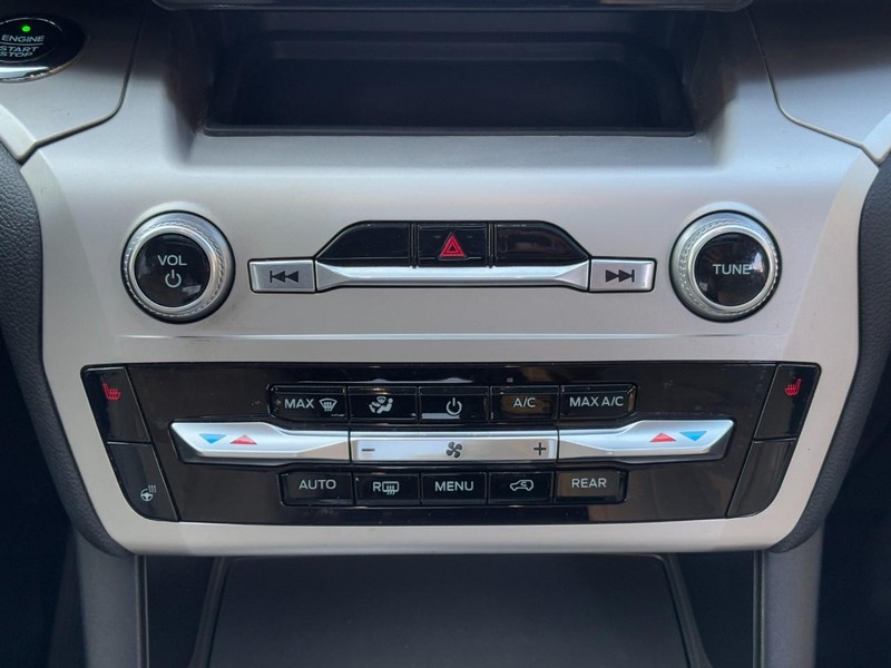 Ford Explorer Vehicle Full-screen Gallery Image 15