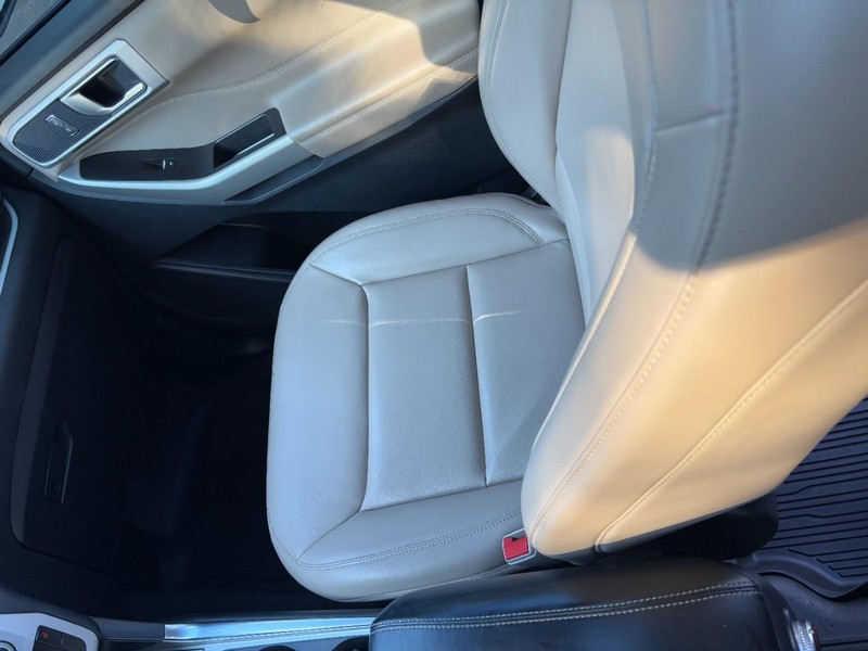 Ford Explorer Vehicle Full-screen Gallery Image 16