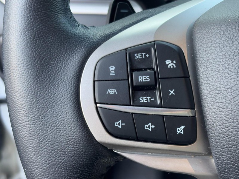 Ford Explorer Vehicle Full-screen Gallery Image 18