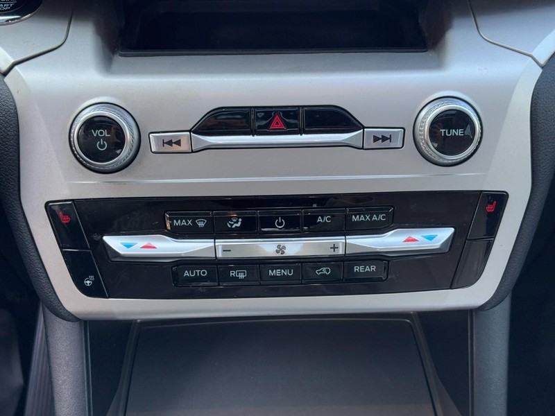 Ford Explorer Vehicle Full-screen Gallery Image 24