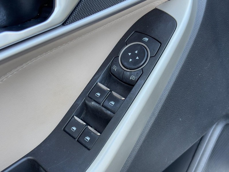 Ford Explorer Vehicle Full-screen Gallery Image 25