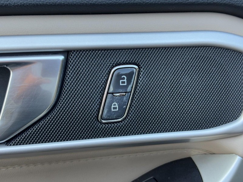 Ford Explorer Vehicle Full-screen Gallery Image 26