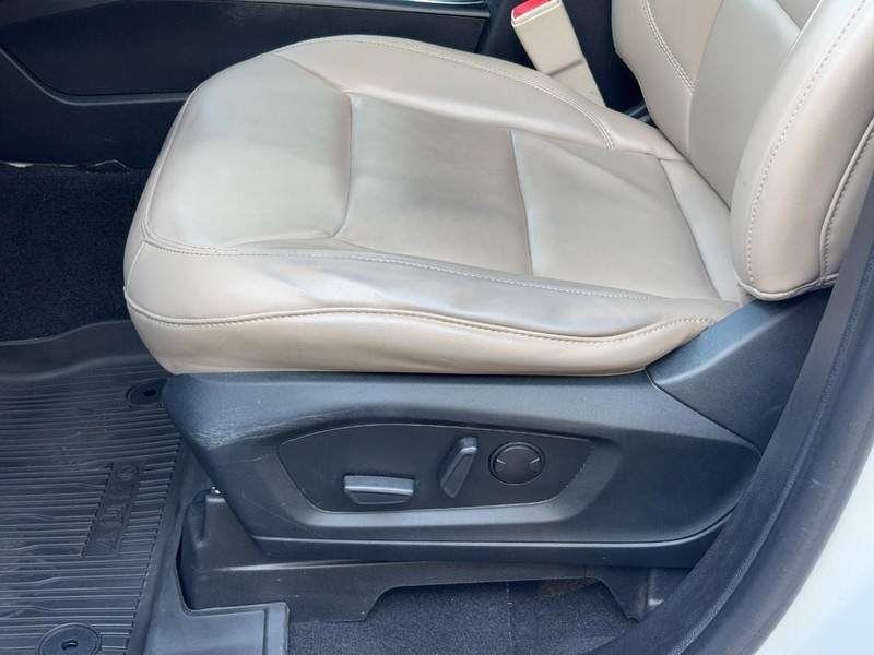 Ford Explorer Vehicle Full-screen Gallery Image 27