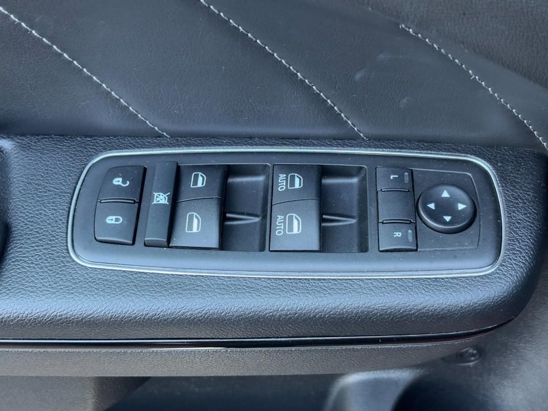 Dodge Charger Vehicle Full-screen Gallery Image 25