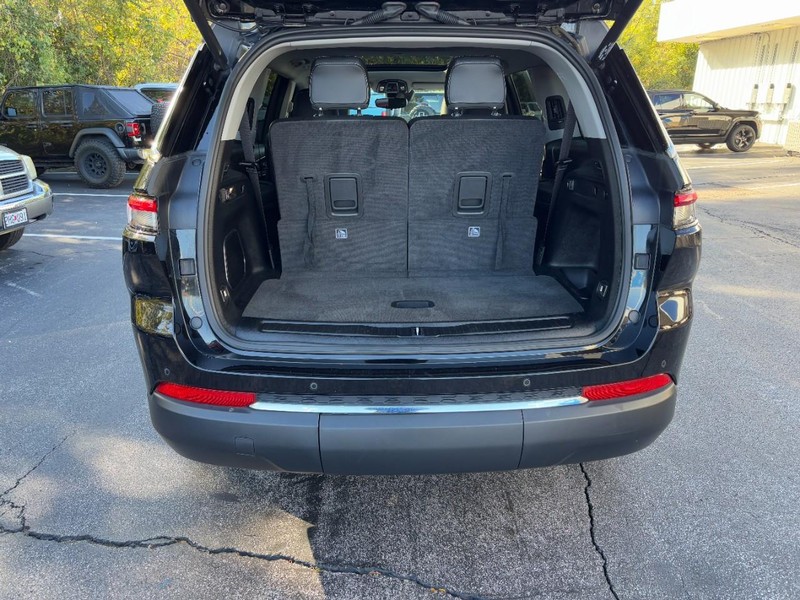 Jeep Grand Cherokee L Vehicle Full-screen Gallery Image 04