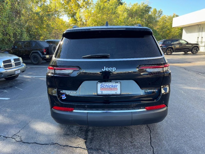 Jeep Grand Cherokee L Vehicle Full-screen Gallery Image 05
