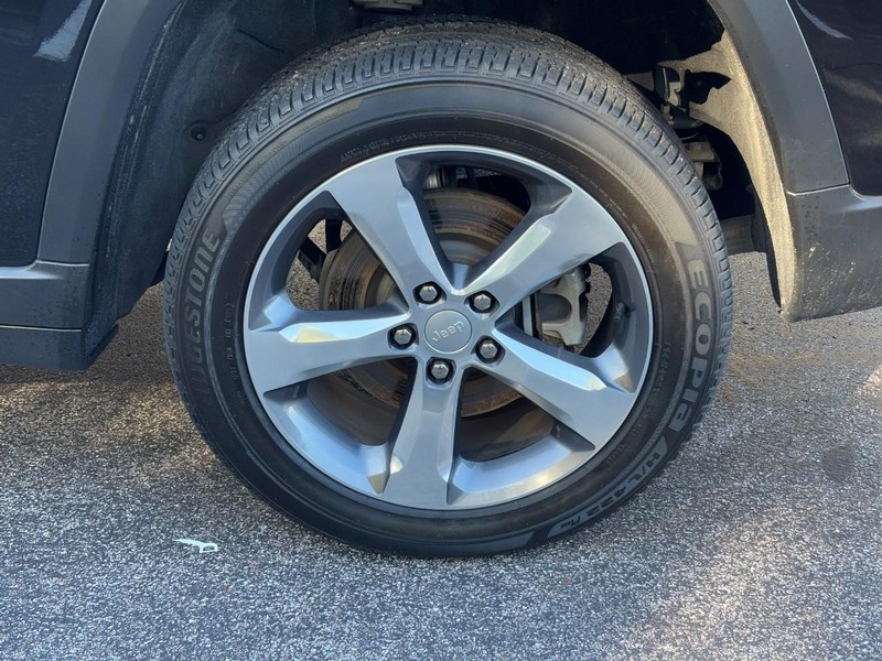 Jeep Grand Cherokee L Vehicle Full-screen Gallery Image 07