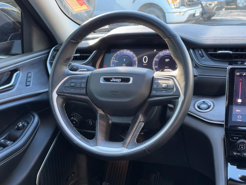 Jeep Grand Cherokee L Vehicle Full-screen Gallery Image 13