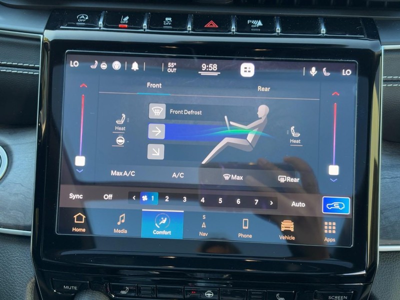 Jeep Grand Cherokee L Vehicle Full-screen Gallery Image 14