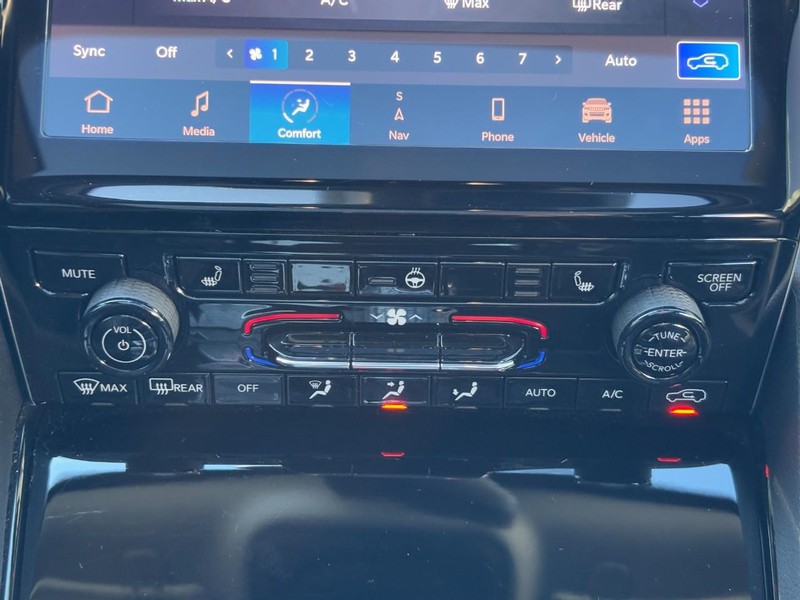 Jeep Grand Cherokee L Vehicle Full-screen Gallery Image 15