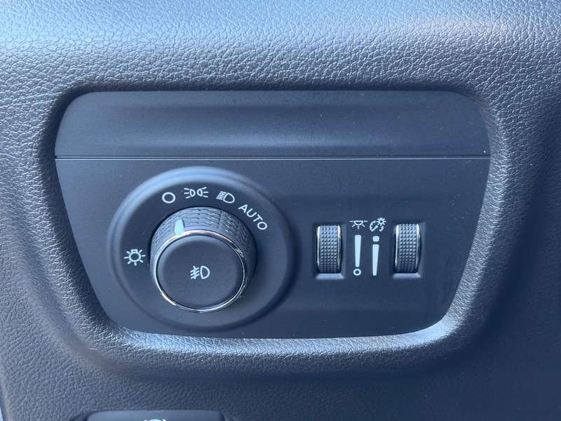 Jeep Grand Cherokee L Vehicle Full-screen Gallery Image 17