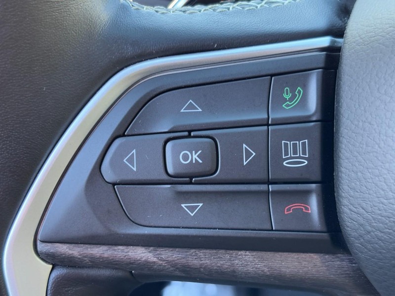 Jeep Grand Cherokee L Vehicle Full-screen Gallery Image 18