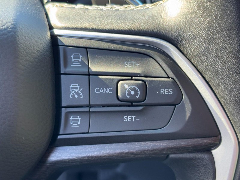 Jeep Grand Cherokee L Vehicle Full-screen Gallery Image 19