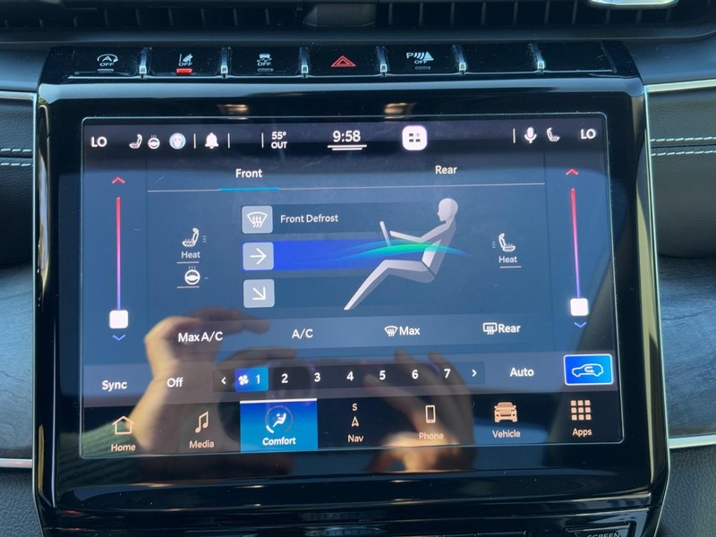 Jeep Grand Cherokee L Vehicle Full-screen Gallery Image 21