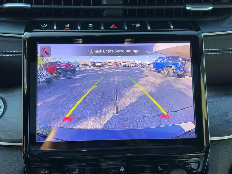 Jeep Grand Cherokee L Vehicle Full-screen Gallery Image 22