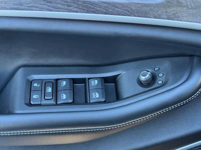 Jeep Grand Cherokee L Vehicle Full-screen Gallery Image 25