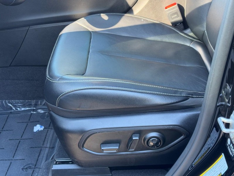 Jeep Grand Cherokee L Vehicle Full-screen Gallery Image 27